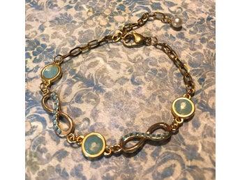 Guldfärgat armband med vackra Swarovskikristaller