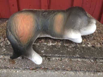 Vilande hund i keramik