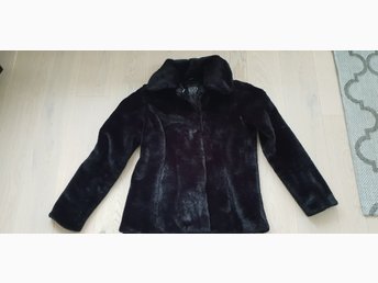 Jättefin kappa jacka i fuskpäls och mocka imitation stl 40 Jättefin kappa jacka i fuskpäls och mocka imitation stl 40