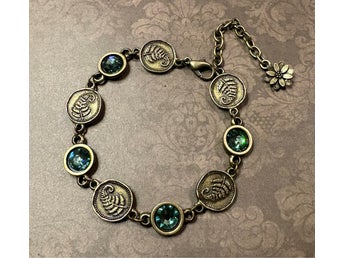 Bohemiskt armband med medaljer & gröna Swarovskikristaller