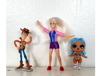 Leksaksfigurer: Woody, Barbie och LOL Surprise