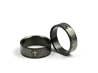 Svart Ring 6 mm. bred svart i 316L stål med trykt fader vår bön på Spanska 20 mm