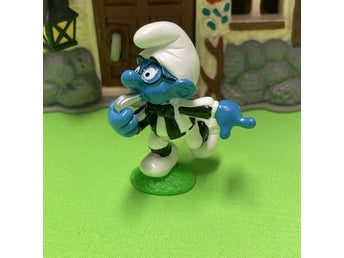 Smurf som domare med visselpipa i munnen….toppskick… lågt utrop…