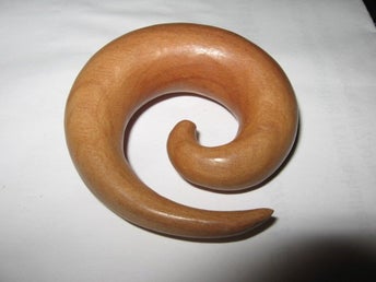 TÖJNING SPIRAL PIERCING 18 MM (ÄDEL TRÄ) LJUS