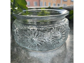 Brutal kaxig pompös och rättfram - modern skål i glas med karaktär!