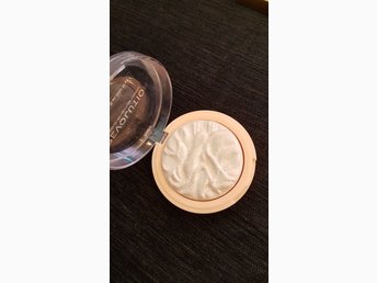 makeup revolution highlight reloaded set the tone