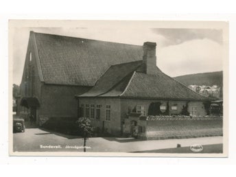 Sundsvalll Järnvägsstation Bil t v Villor t h Daterat 1951 KV 9