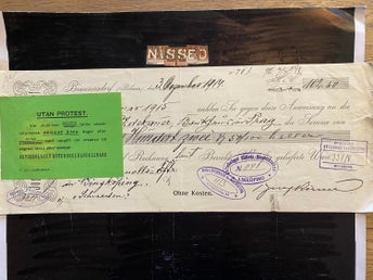 Bankpapper från Brunnersdorf 1914 med Svenskt grön etikett och många stämplar