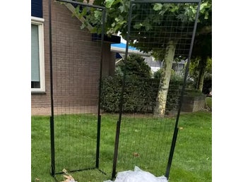 2-delad 60 lbs last 840 x 578 x 16 mm markmonterat rutnätspaneltorn med krokar