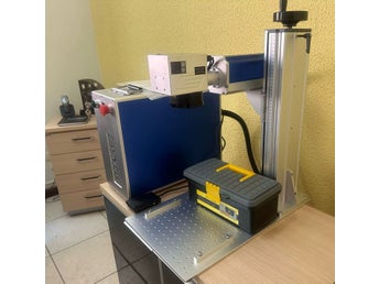 30W 8000 mm/s fiberlasermärkningsmaskin med 69 roterande enhet, hög precision