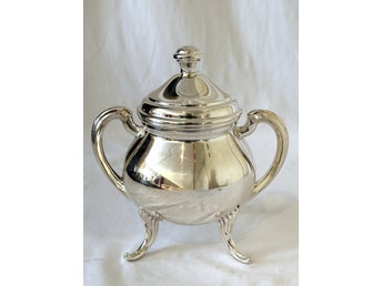Bonbonjär i äkta silver. Storlek: 16x15 cm.Svenska stämplar. Ny fr guldsmedsaffä