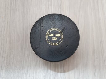Ishockeypuck VM 1970, tillverkad i Tjeckoslovakien