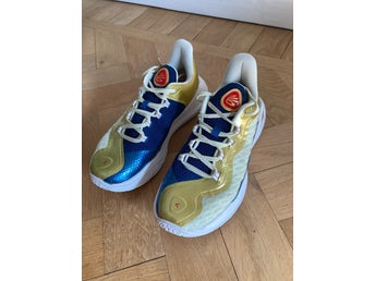 Under Armour Curry 11 storlek 40 Youth