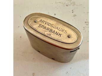 Hemsparbössa Arvidsjaurs Sparbank 50-tal förnicklad eller vit metall Vintage