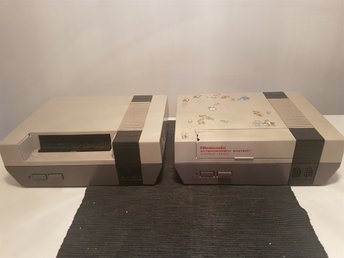 två nintendo nes konsoler + 3 handkontroller