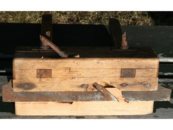 Äldre STÄLLBAR SPÅNTHYVEL i trä Retro verktyg inredningsdetalj med patina (31)