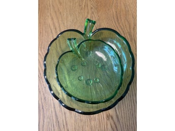 Två skålar i grönt glas Näckrosblad