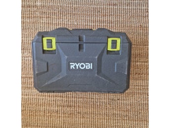 Ryobi verktygslåda med borr- och bitsset