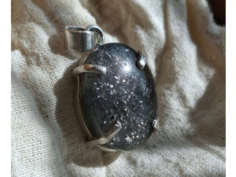 Silverhänge med svart grå SOLSTEN ( fältspat ) / Omarbetat hänge / RE~Vintage