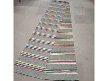 Lång vintage hemvävd trasmatta i plast. Korridor, 423x45,5 cm