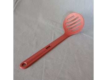 Tupperware röd hålslev slev