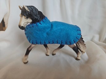 Schleich häst Andalusier/PRE 2014med handgjort täcke