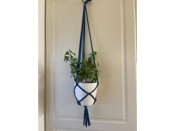 ampel, plant hanger, makrame, mörkblå (10-12 cm)