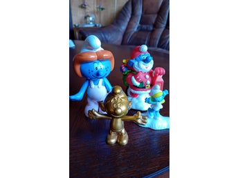 4 smurfar, en som jultomte med lykta o julklappssäck på ryggen står1997 i botten