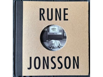 BOK Rune Jonsson - Observerat Noterat Fotograferat - 46 år I Svartvitt