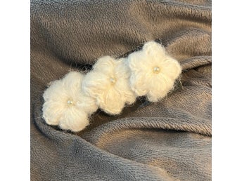 Blommor i fluffigt ullgarn stl 4 cm
