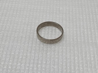 Vitgulds förlovningsring i 18k guld stl.18,3