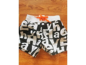 H&M svarta och vita badshorts, storlek 98/104