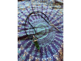 Halsband med svart rem och glaspendel - Jade - Naturstenshalsband