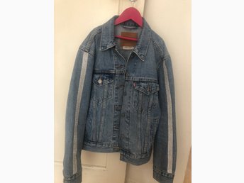 Super fin jeansjacka från Levis i strlk XS med.. (408985262 Super fin jeansjacka från Levis i strlk XS med.. (408985262