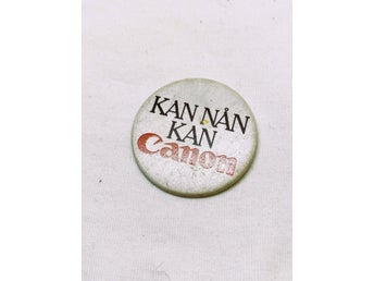 Kan nån kan Canon. Per Edberg AB Stockholm Storlek: 4 cm i diameter.