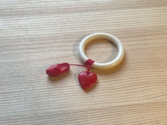 Miniatyr träsko & hjärta hänge i ring - av röd sten Jaspis - vintage