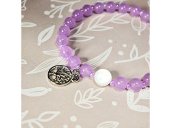 Armband 18 cm långt stretch vackra lila glaspärlor och pärlemor kristall