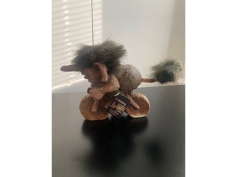 NyForm / Björn Schulze Troll nr 251 – Cykeltroll – 1990-tal – Originaletikett