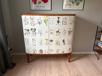 Antik skåp/byrå beklädd med Nordens Flora