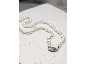 Halsband av faux pärlor vacker vit färg elegant retro vintage