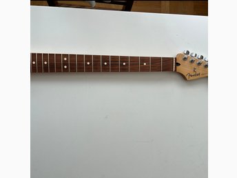 Delar från en Fender Stratocaster Player. Allt utom gitarrkroppen säljes!