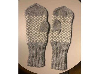 Tumvantar i akryl, handstickade, rutmönster ljusgrå och