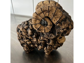 Skulptur föreställande stenbock i sten/lera