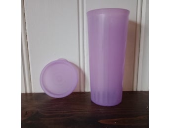 Lila Tupperware bägare 3,5 dl med tätt lock