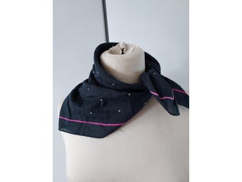 Scarf POLKADOT 80 tal LILA bomull SVART botten ca 56 cmx56,5 cm