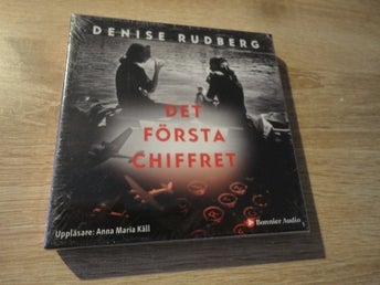 DENISE RUDBERG --DET FÖRSTA CHIFFRET ( LJUDBOK) -- OVS!! INPLASTAD!