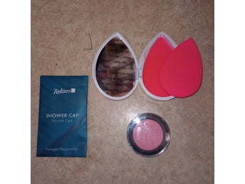 Skönhetsprodukter: Blusher, Blotterazzi by beautyblender och Duschmössa