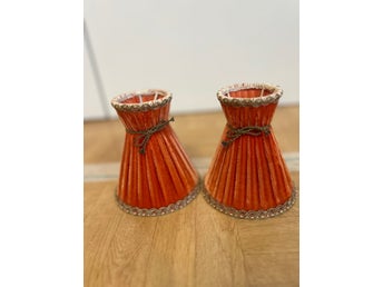 2 st retro lampskärmar i orange sammet med klämfäste.