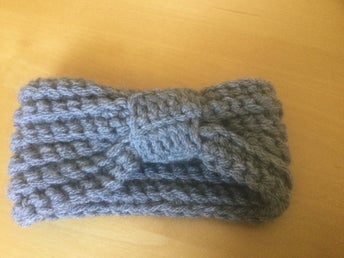 Grått virkat pannband , mått 38 cm (46)