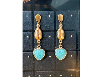 Vackra örhängen med äkta Amazonite-hjärtan
